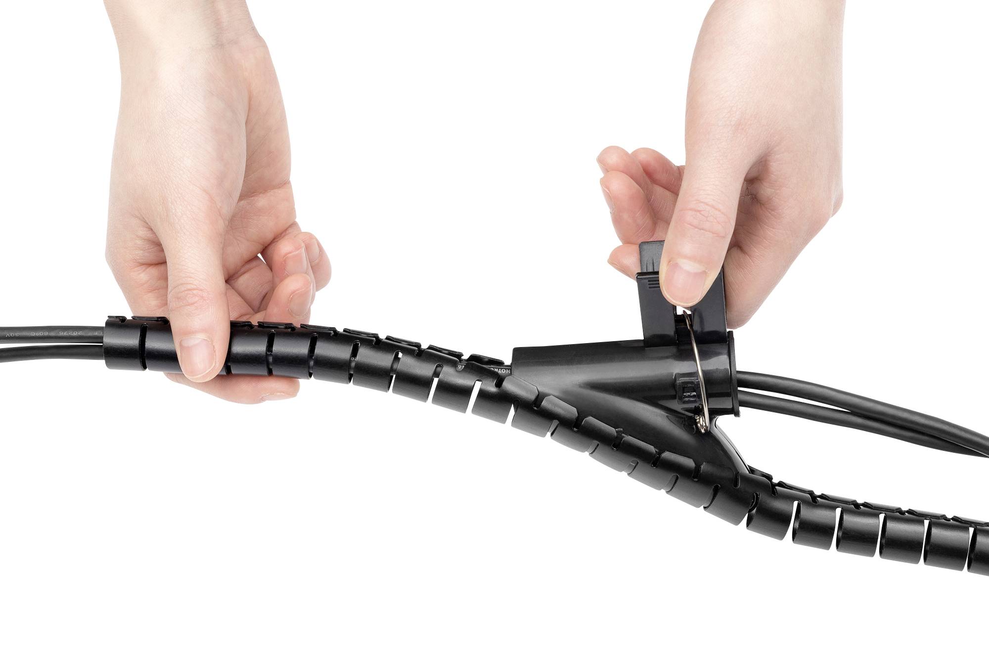 Person ordnet Kabel mit einem flexiblen Kabelkanal.