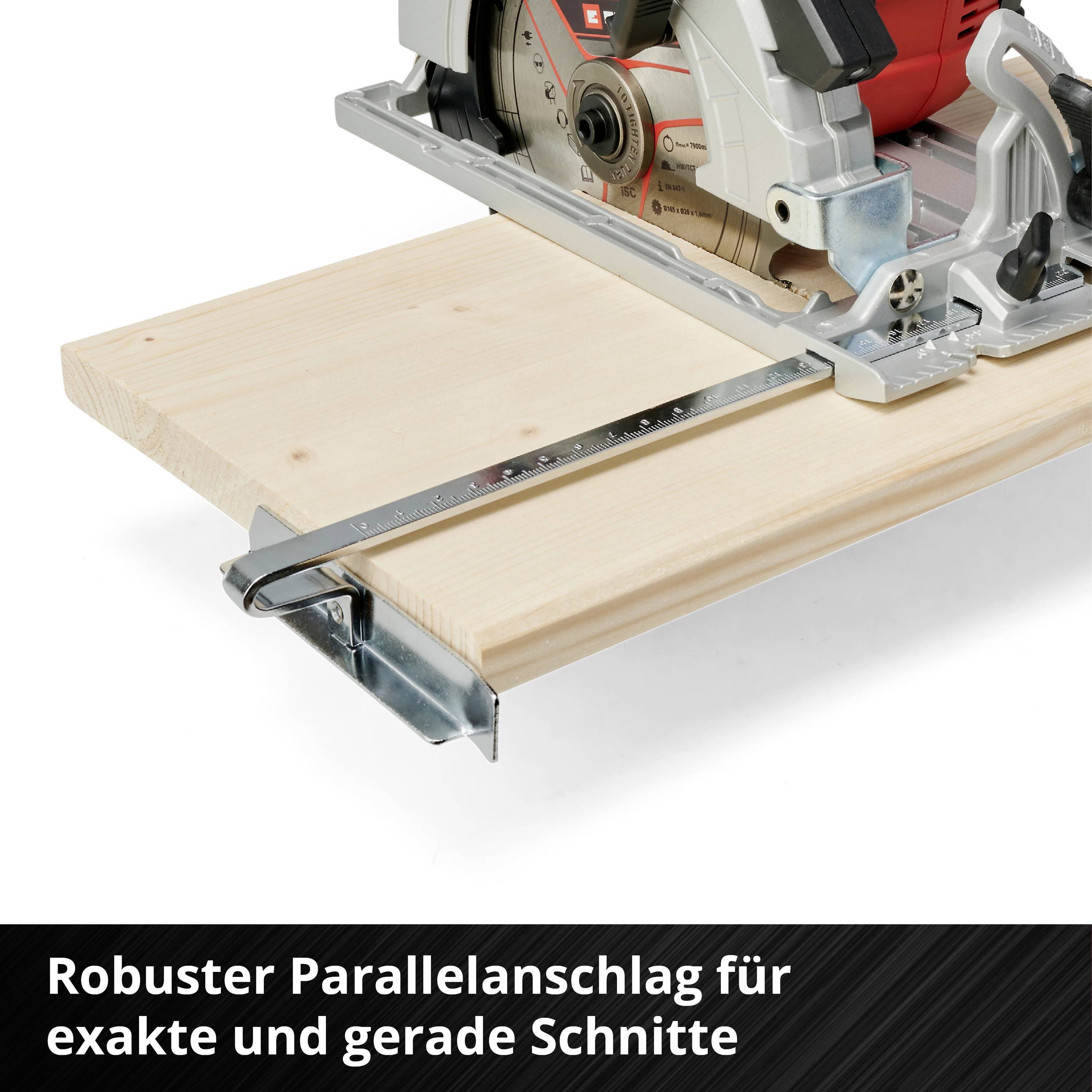 Eine Handkreissäge schneidet Holz mit einem robusten Parallelanschlag, der genaue und parallele Schnitte ermöglicht.