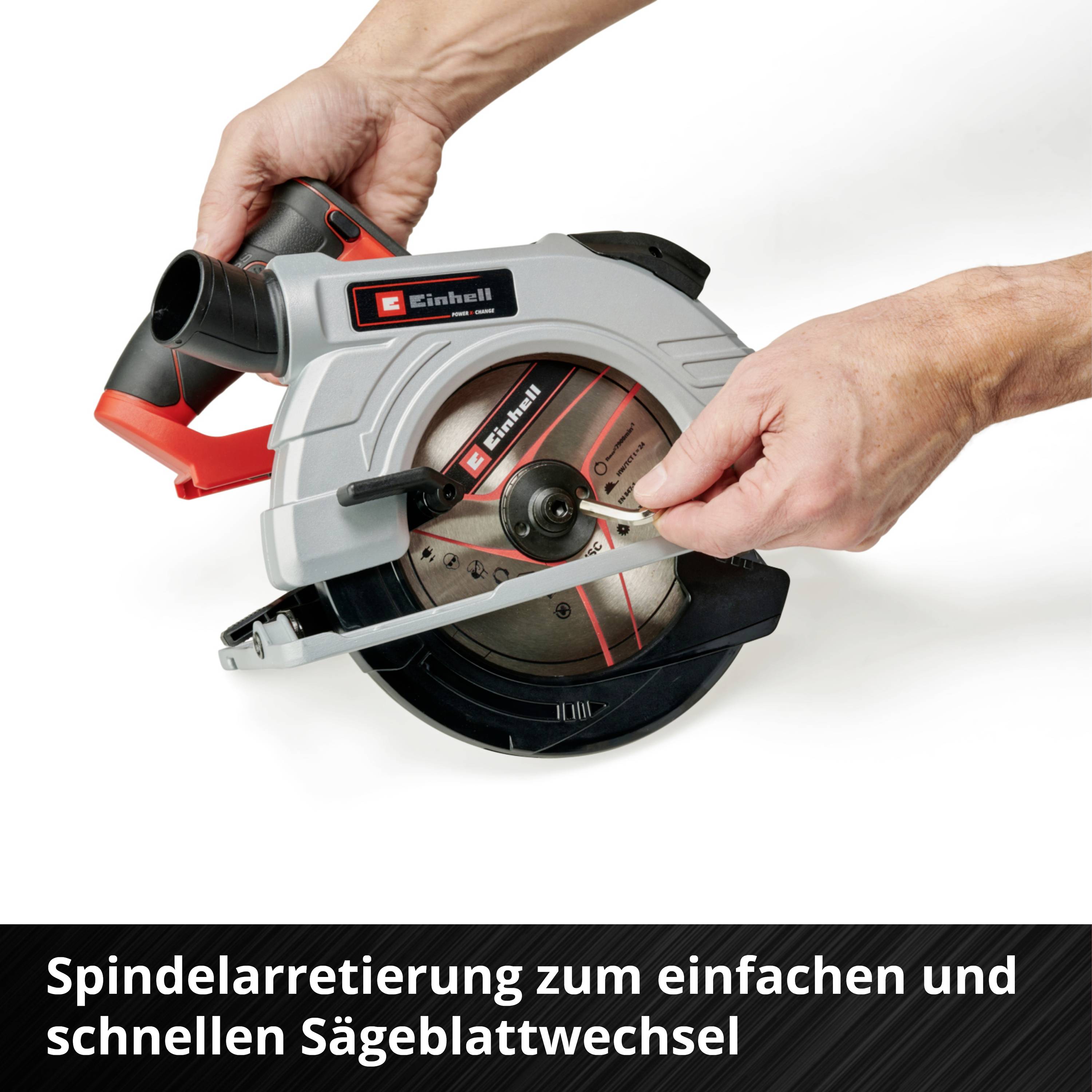Person wechselt ein Sägeblatt an einer Einhell-Kreissäge. Text: 'Spindelarretierung zum einfachen und schnellen Sägeblattwechsel'.
