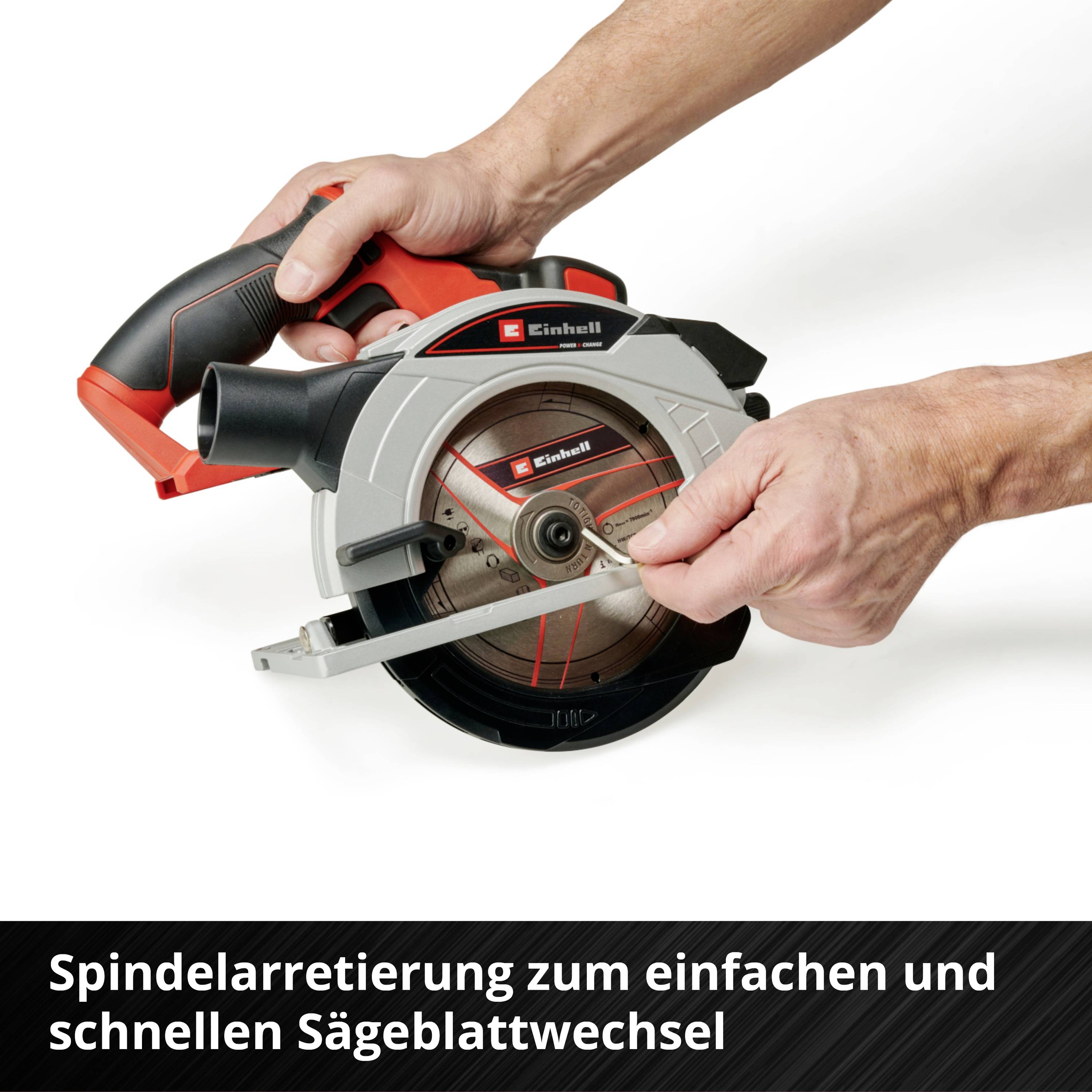 Eine Person hält eine Kreissäge, deren Spindelarretierung für einen einfachen Sägeblattwechsel gezeigt wird.