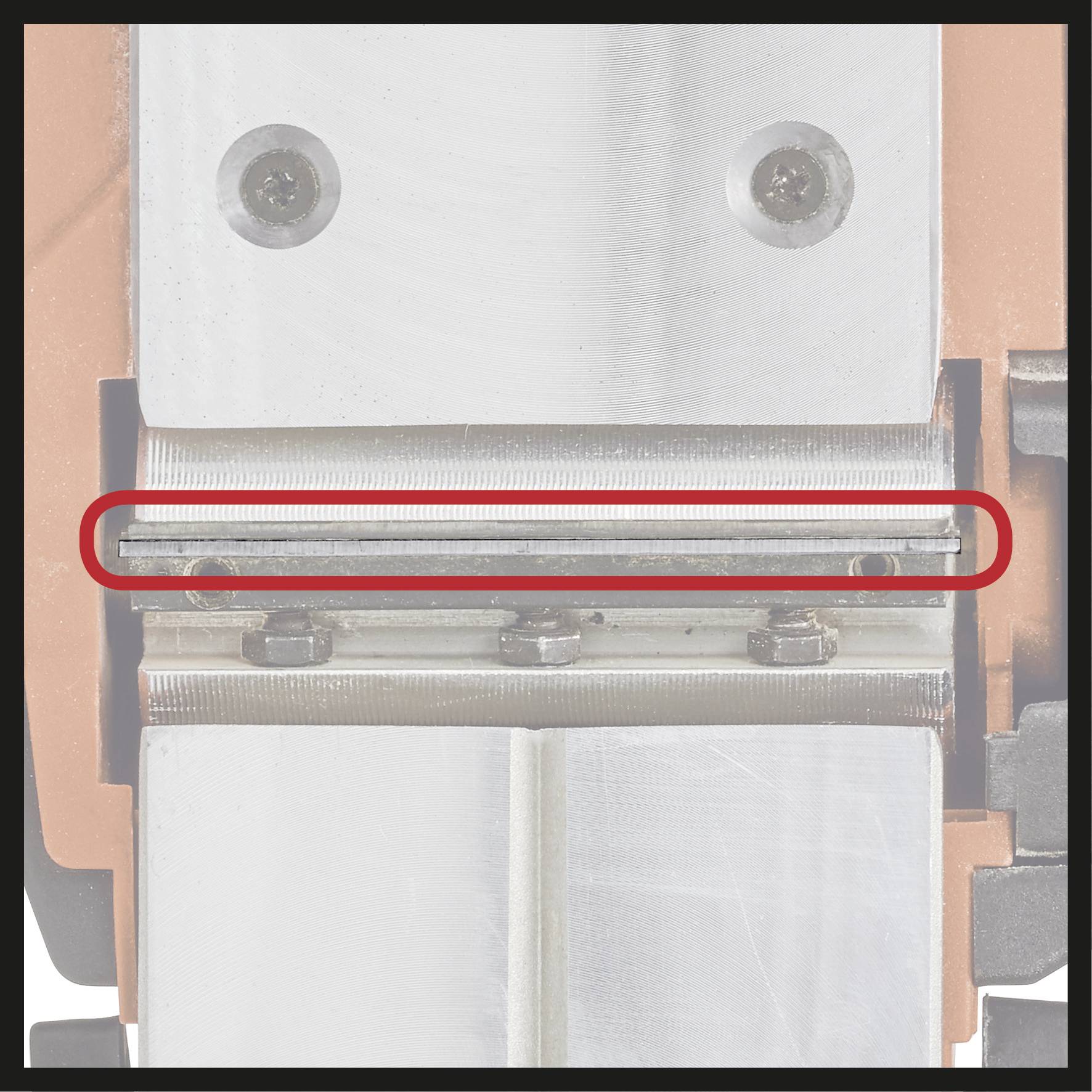 Ein Mikrometer zeigt mittels eines roten Kreises präzise die Dicke eines Werkstücks an, das zwischen zwei Metallbacken gespannt ist.