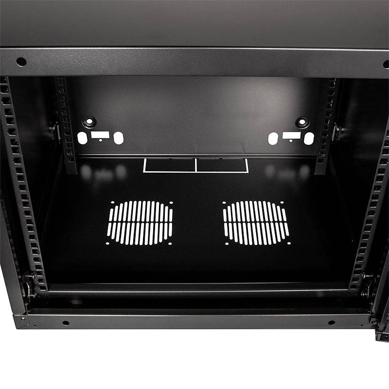 Schwarzes Metallgehäuse mit zwei Lüftungsöffnungen auf der Bodenfläche, geeignet für den Einbau technischer Geräte oder Server.