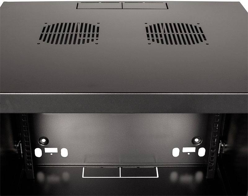 Großer schwarzer Gehäuseschrank mit Lüftungsgittern oben, geeignet für IT-Equipment. Innen sind Montagehalterungen sichtbar.