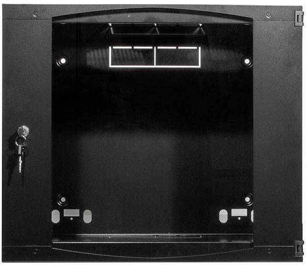 Schwarzer Metallschrank mit transparentem Glasfenster und Türschloss. Innen sind Kabelkanäle und Befestigungsmöglichkeiten sichtbar.