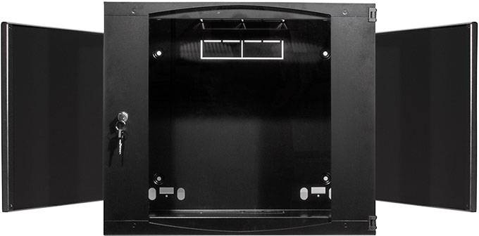 Ein schwarzes, offenes, wandmontierbares Server-Rack-Gehäuse mit zwei geöffneten Türen und einem Schloss auf der linken Seite.