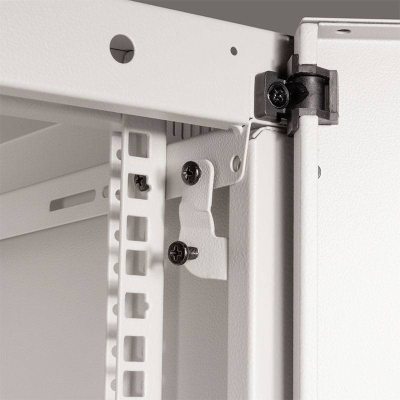 Ein Schrank aus Metall mit geöffneter Tür zeigt das Scharnier und Teile der Befestigungsstruktur.