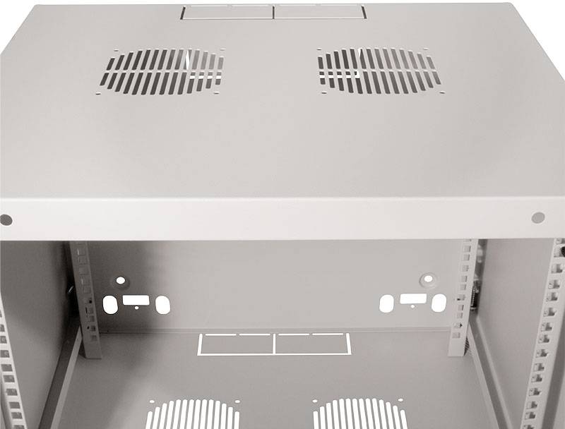 Das Bild zeigt ein offenes, leeres graues Gehäuse mit Lüftungsschlitzen oben und unten, vermutlich für elektronische Geräte oder Server.