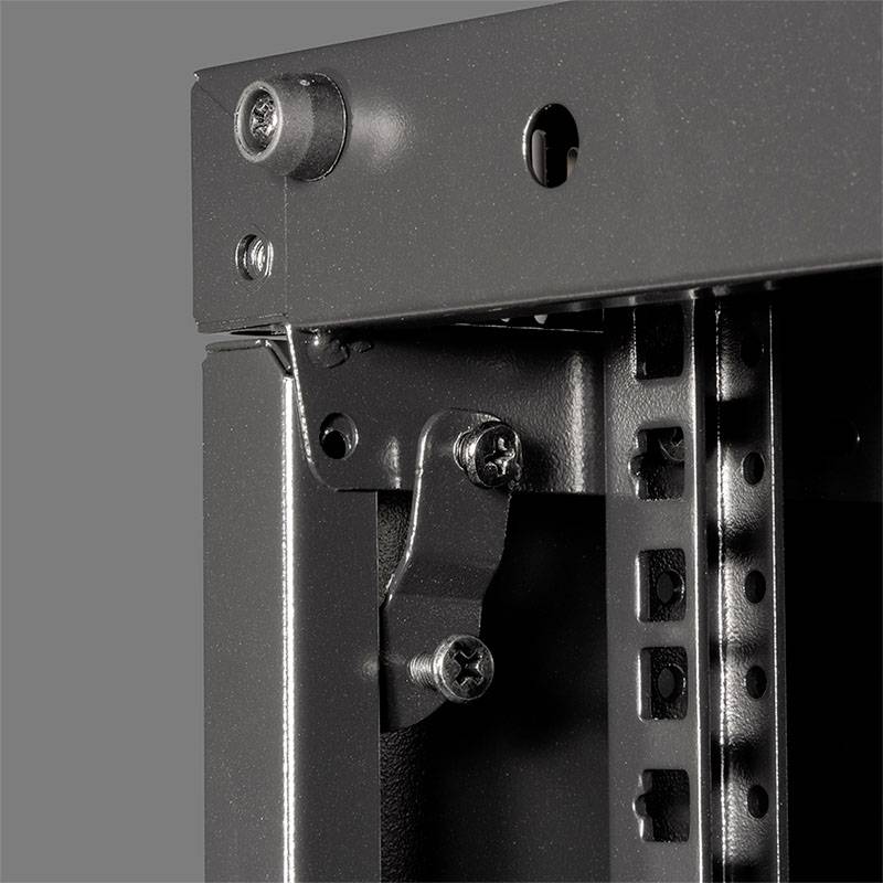 Nahaufnahme eines schwarzen Metallrahmens mit Schrauben und Scharnieren, Teil eines Server- oder Geräteschranks vor grauem Hintergrund.