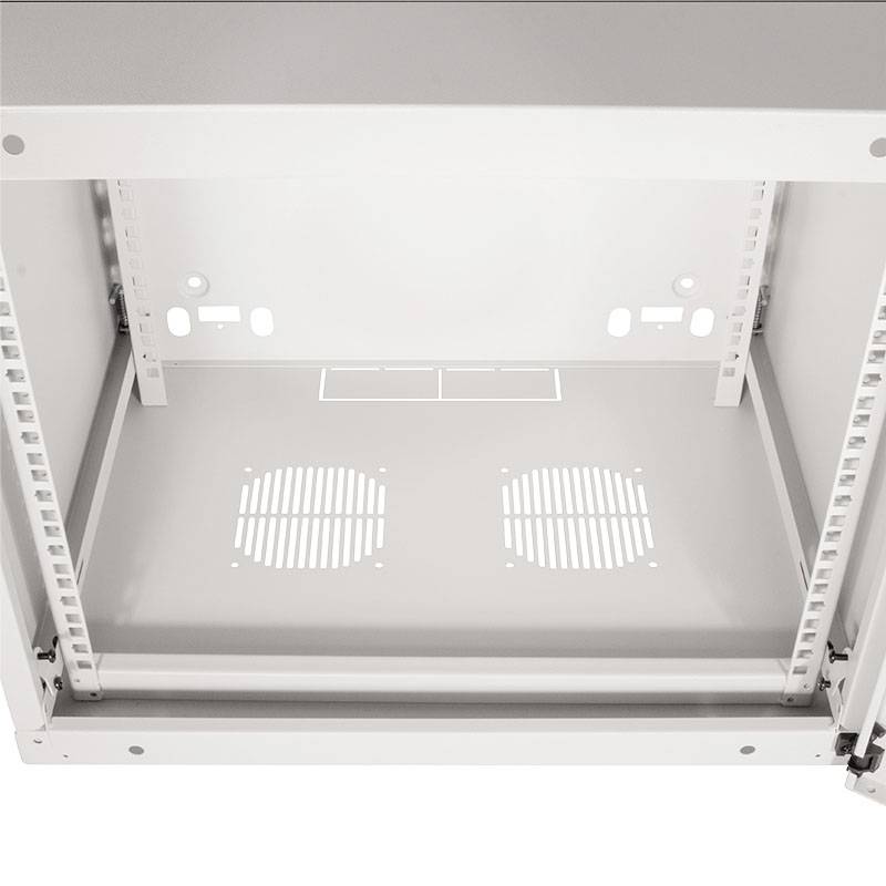 Leerer, grauer Metallschrank mit Lüftungsöffnungen auf dem Boden, geeignet zur Aufnahme von Servern oder technischem Equipment.