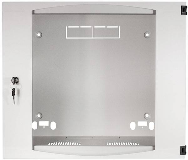 Metallschrank mit Glastür, Schlüsselloch links. Innen sichtbar: zwei quadratische Ausschnitte und Lüftungsschlitze unten.