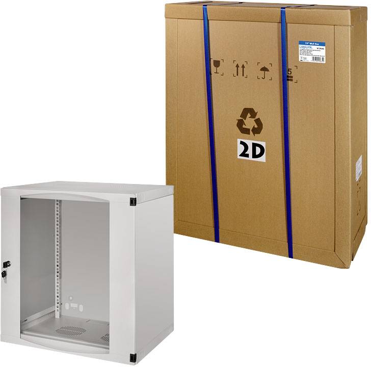 Ein weißer Netzwerkschrank steht vor einem großen, braunen, recycelbaren Versandkarton mit blauen Riemen.