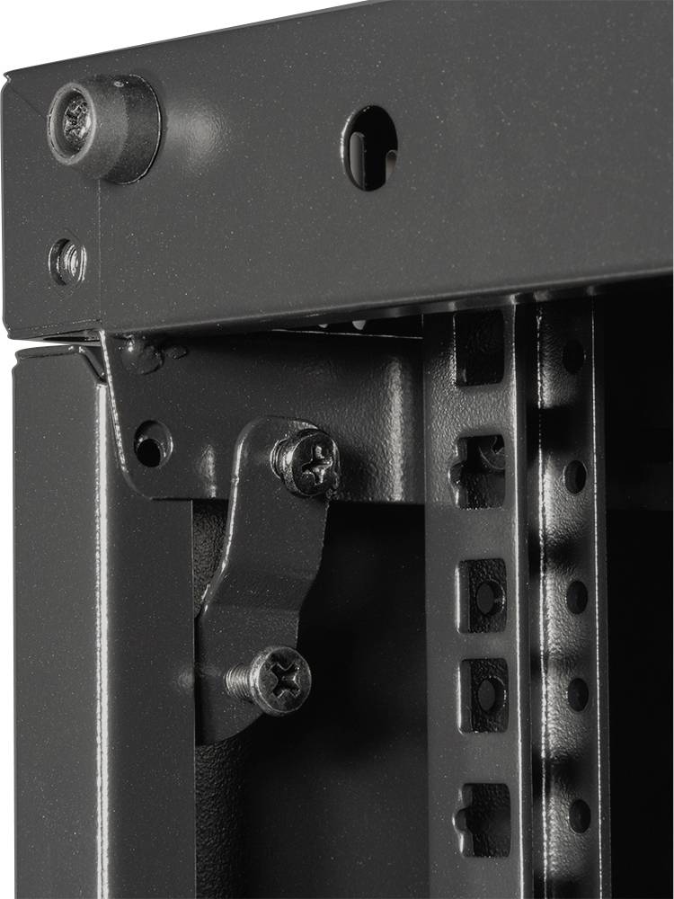 Nahaufnahme eines schwarzen Metallgehäuses mit Schrauben und Winkelhalterungen im Inneren, vermutlich Teil einer technischen Vorrichtung.