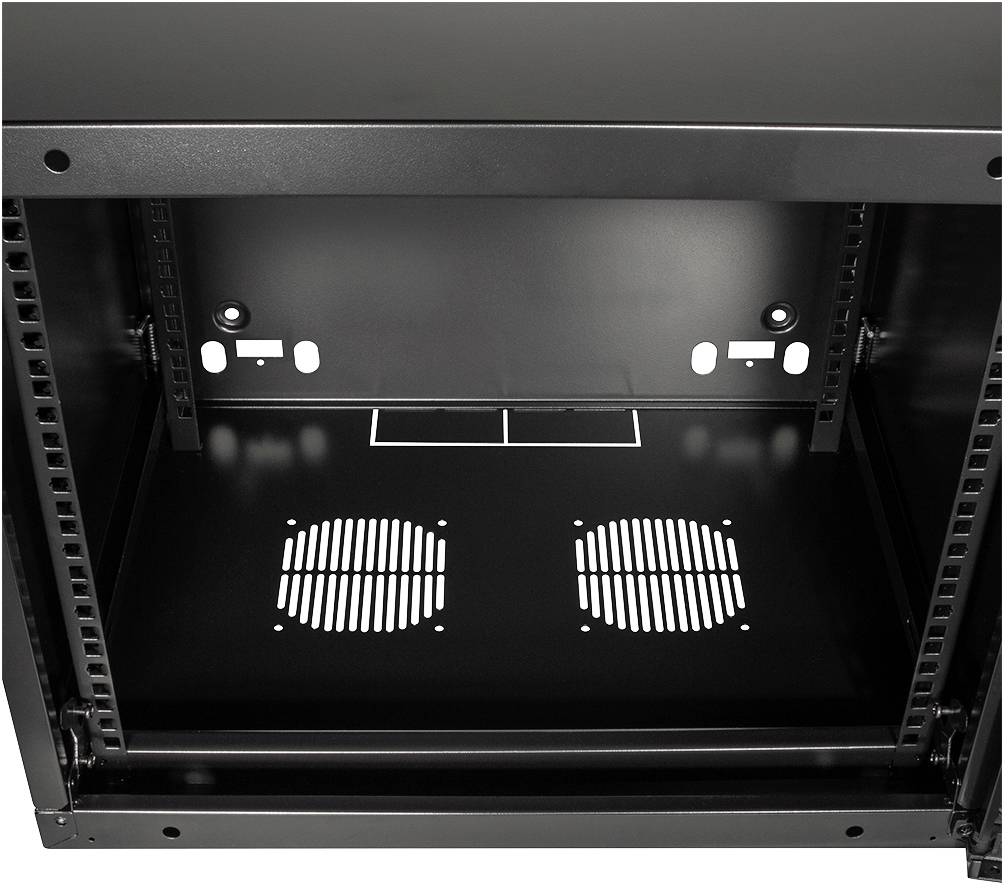 Ein leerer, schwarzer Stahlschrank mit zwei Lüftungsschlitzen am Boden, Wandmontagehalterungen und Seitenverstrebungen.