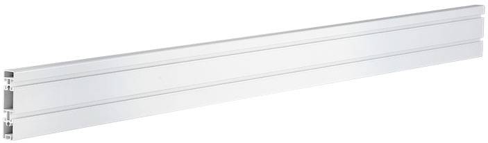 Langes, silbernes Aluminiumprofil mit symmetrischem Querschnitt, geeignet für Konstruktionen oder Montagen.