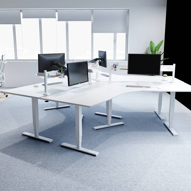 Höhenverstellbare Schreibtische in einem modernen Büro mit mehreren Computermonitoren und ergonomischen Stühlen.