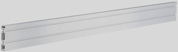 Ein graues Aluminiumprofil mit zwei parallelen Rillen entlang der Vorderseite und einem rechteckigen Querschnitt.