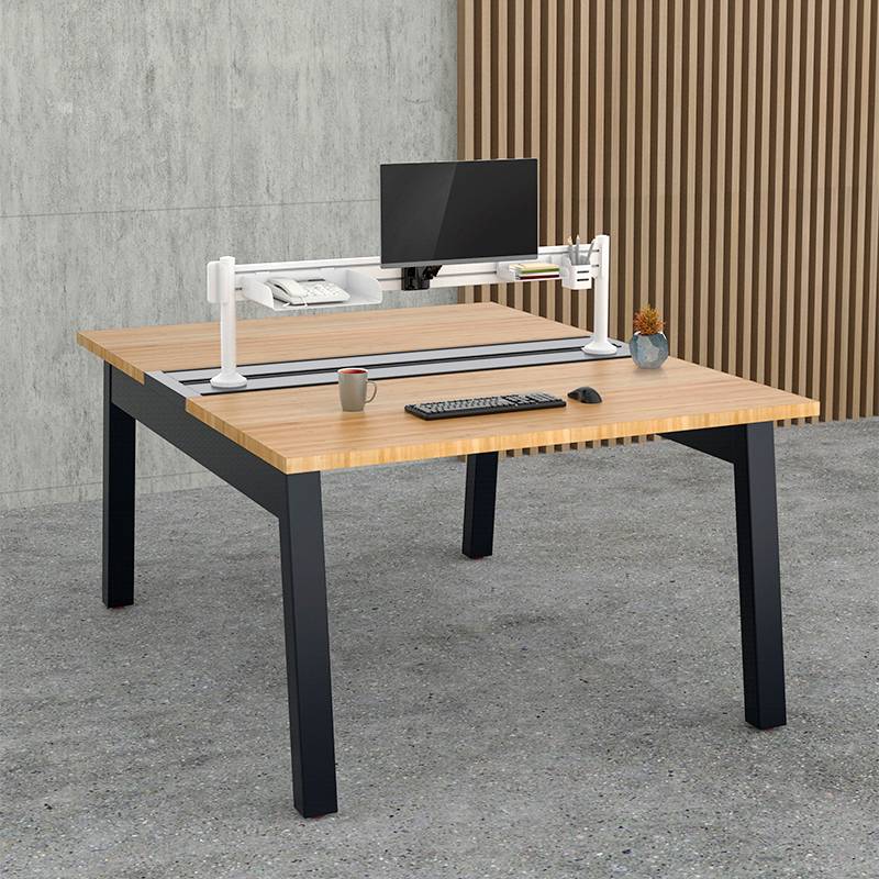 Moderner Schreibtisch mit Holzplatte, Computerbildschirm, Tastatur und Maus. An der Seite eine Kaffeetasse und eine kleine Pflanze.