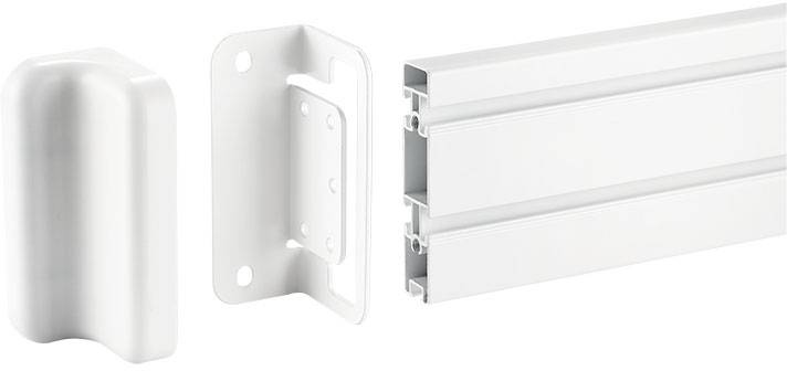 Zwei weiße Wandhalterungen und eine parallele Metallschiene. Sie dienen zur Befestigung und Führung von Paneelen oder Schienen.