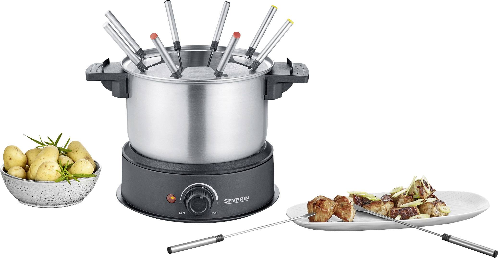 Ein elektrisches Fondue-Set mit mehreren Gabeln in einem Topf; daneben liegt ein Teller mit Fleisch und ein Schälchen Kartoffeln.