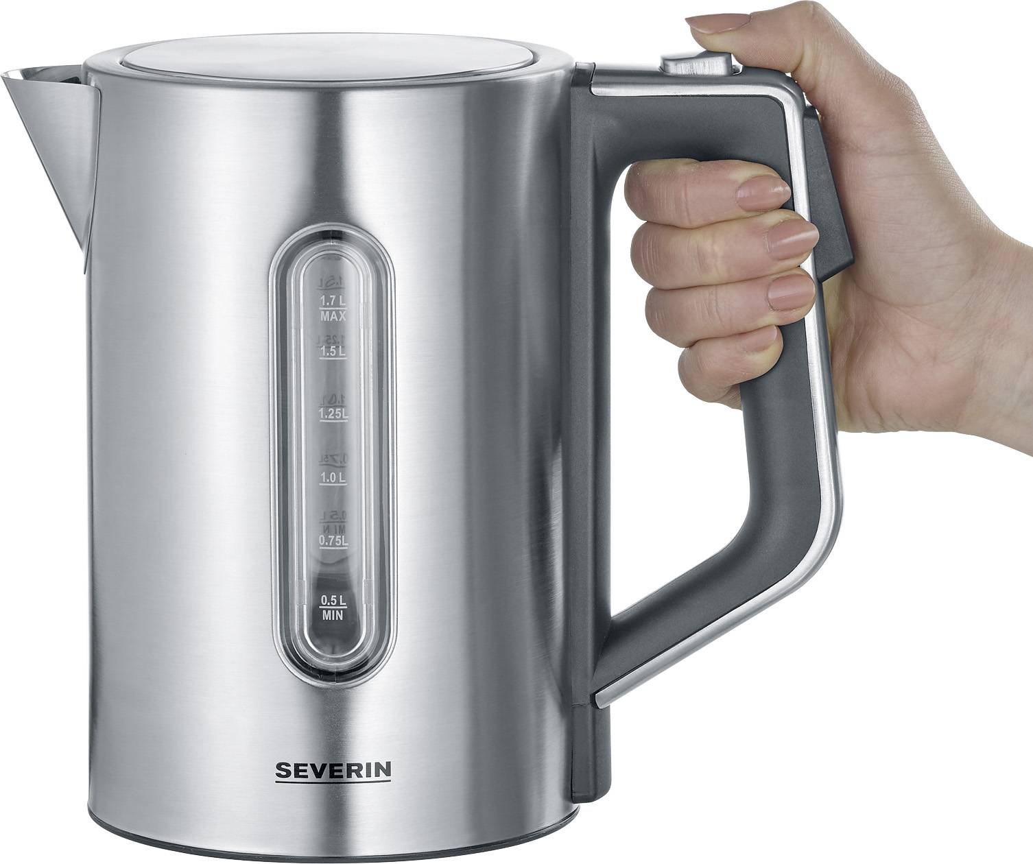 Silberner elektrischer Wasserkocher mit Sichtfenster, gehalten von einer Hand. Der Wasserstand ist aufgedruckt. Markenname sichtbar.