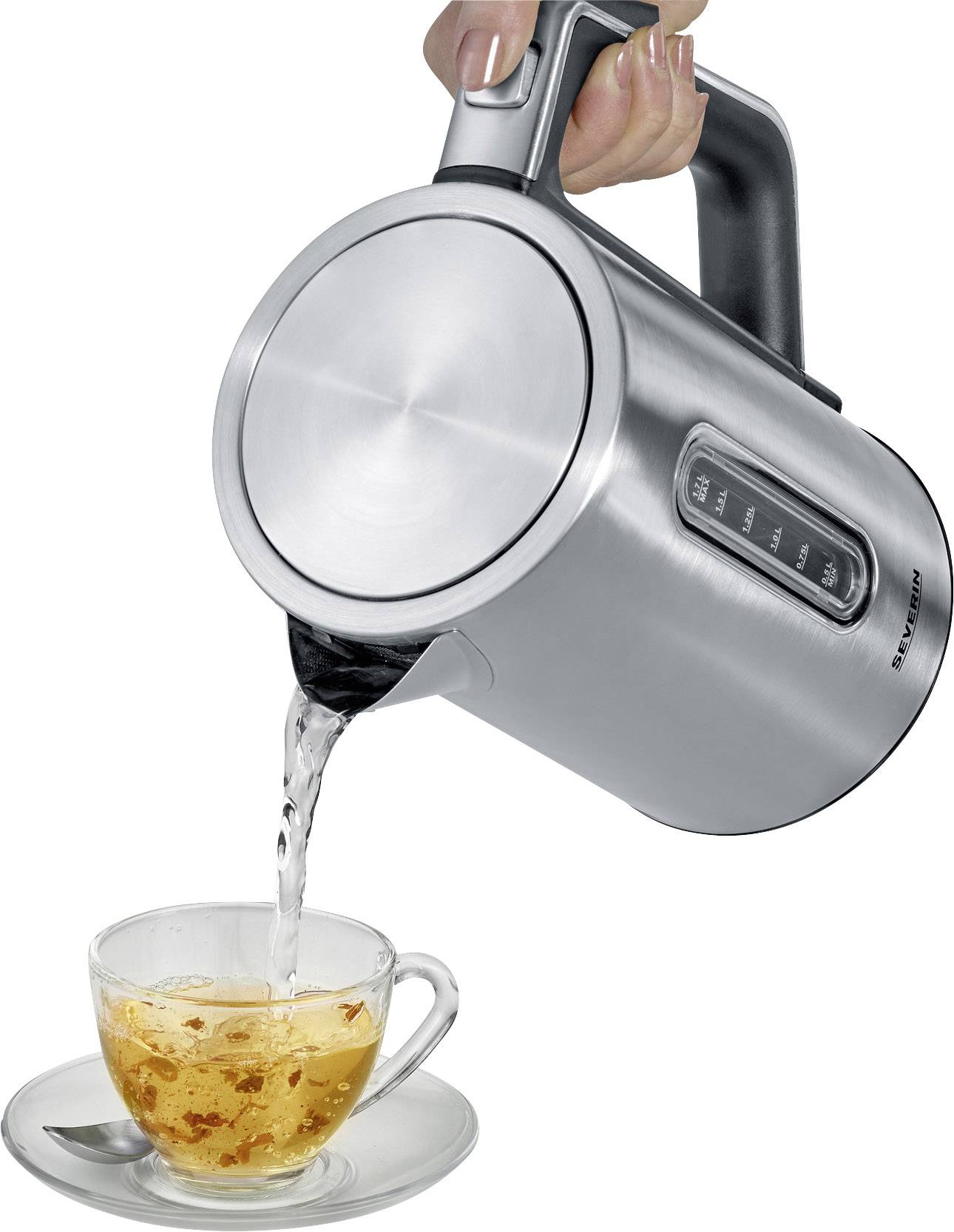 Eine Hand gießt Wasser aus einem silbernen Wasserkocher in eine transparente Teetasse.