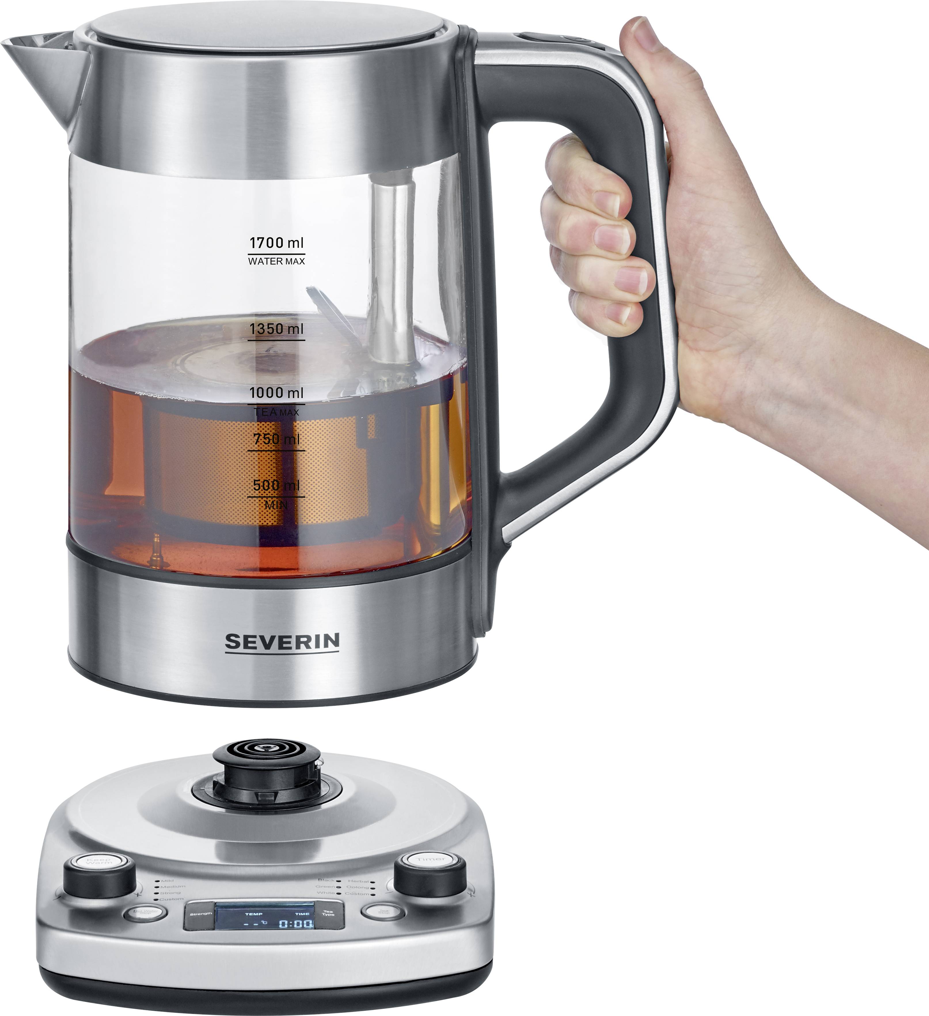 Eine Hand hält einen durchsichtigen Wasserkocher mit Tee über einer Basisstation. Der Wasserkocher zeigt Messskalen in ml.
