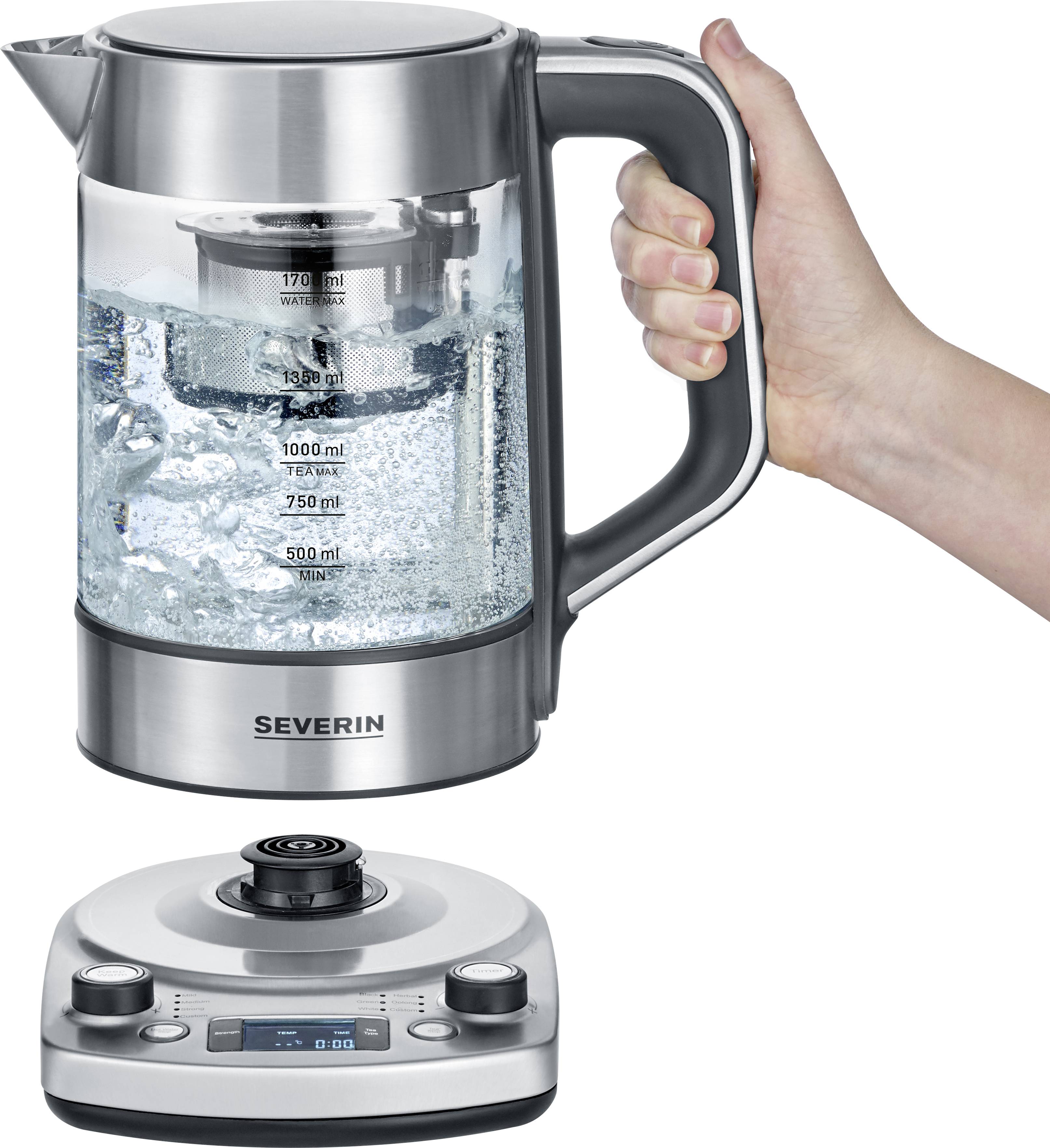 Elektrischer Wasserkocher mit Glaskessel, zeigt kochendes Wasser. Eine Hand hält den Griff. Auf einer Heizplatte mit digitalem Display.