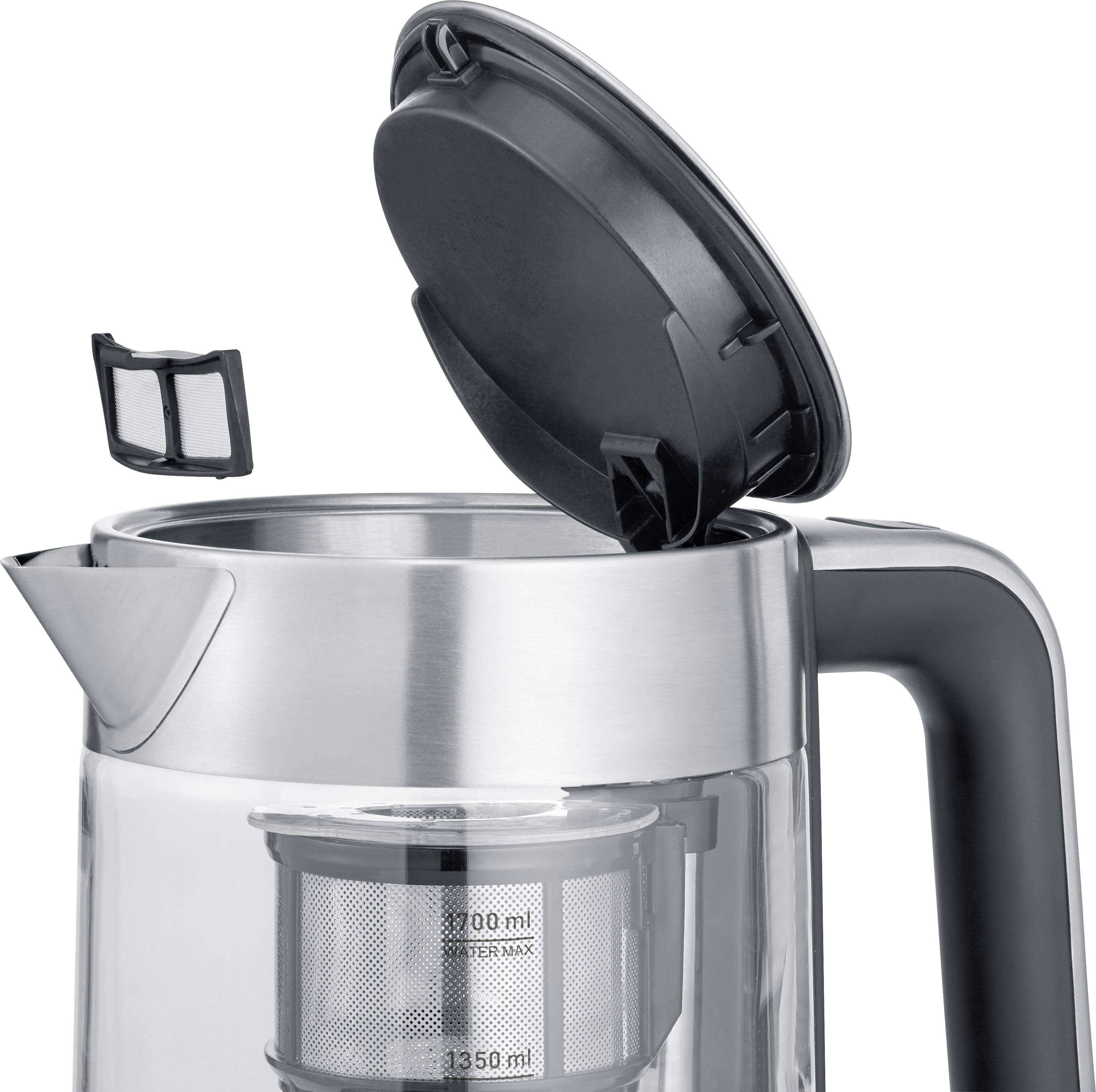 Ein offener Wasserkocher aus Edelstahl mit einem herausnehmbaren Teefilter und einem klappbaren Deckel wird in der Detailansicht gezeigt.