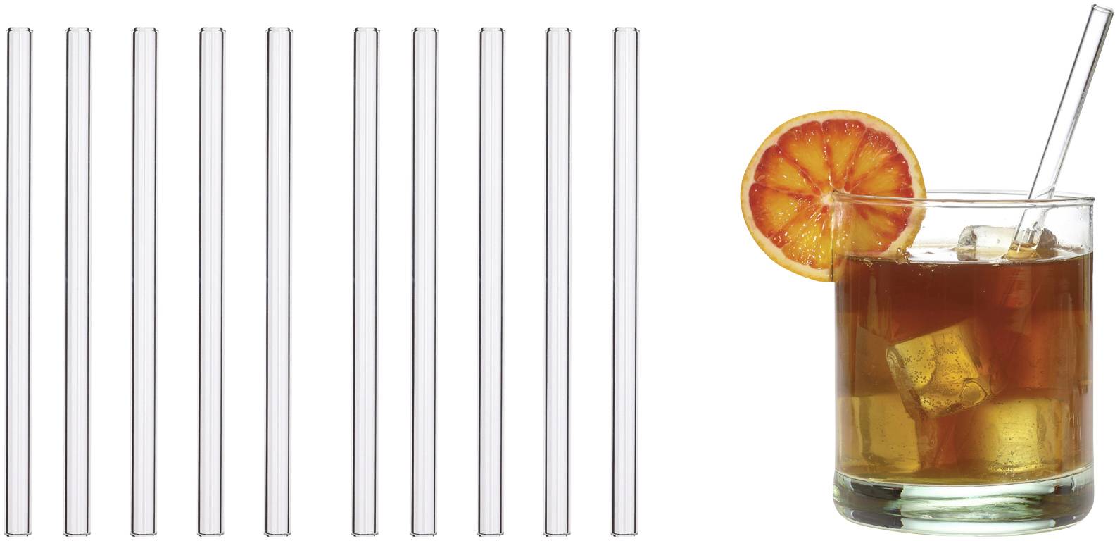 Ein Glas Eistee mit Eiswürfeln, einer Glasschale und einer Blutorangenscheibe, daneben eine Reihe transparenter Trinkhalme.