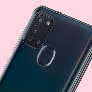 Ein schwarzes Smartphone mit drei Kameralinsen und einem Fingerabdrucksensor auf der Rückseite, vor einem rosa Hintergrund.