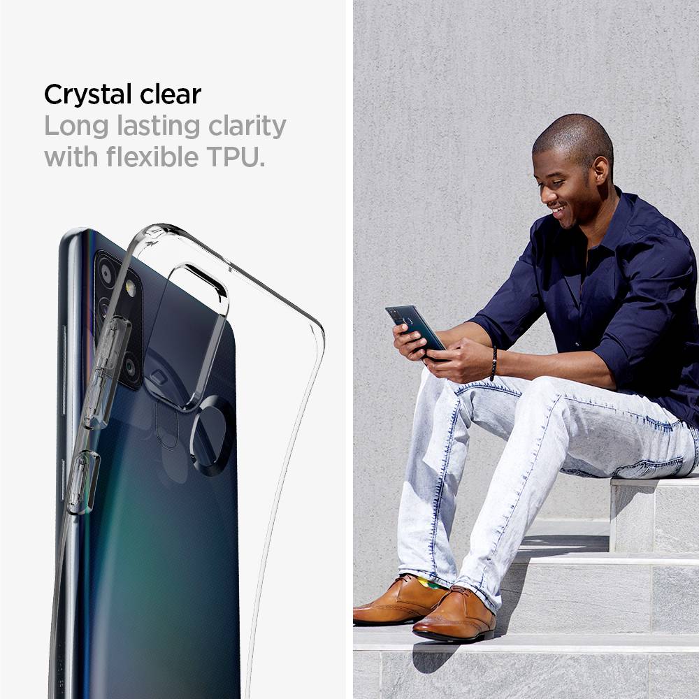 Transparente Handyhülle aus flexiblem TPU schützt Smartphone. Daneben sitzt eine Person lächelnd draußen mit Smartphone in der Hand.