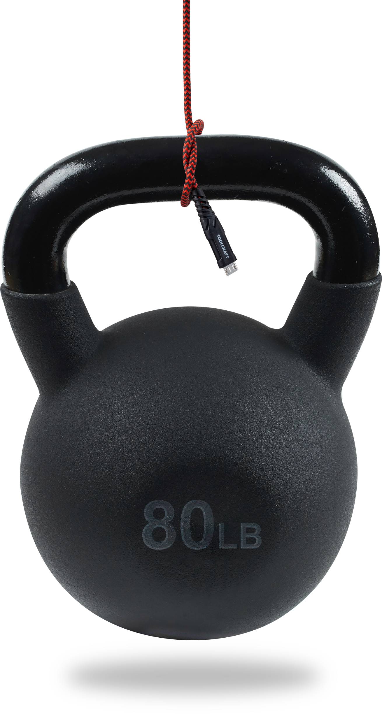 Eine schwarze Kettlebell mit der Aufschrift '80 LB' hängt an einem roten Kabel.