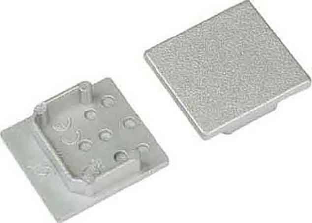 Zwei graue quadratische Metallplatten, eine mit hervorstehenden Stiften und Löchern, die andere flach. Sie sind Teil eines elektrischen oder mechanischen Systems.