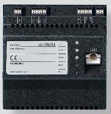 Ein schwarzes Elektronikmodul mit 'S. Siedle & Söhne' Beschriftung zeigt Anschlüsse und einen LAN-Port, vermutlich ein Kommunikationsgerät.