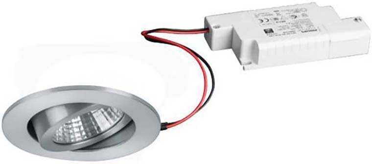 Ein silberner LED-Deckeneinbauspot mit kippbarem Reflektor, verbunden mit einem weißen Transformator durch rote und schwarze Kabel.