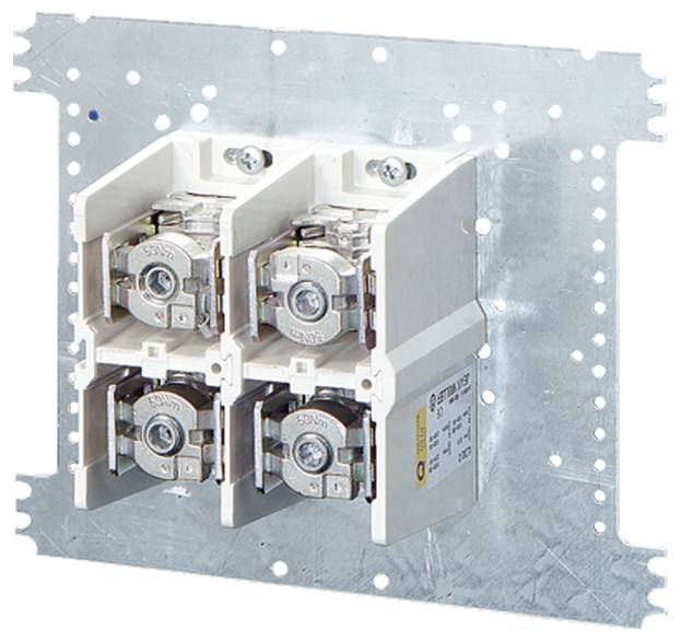 Ein dreiphasiger Sicherungshalter auf einer Metallplatte, verwendet zum Schutz elektrischer Stromkreise, mit vier Sicherungen.