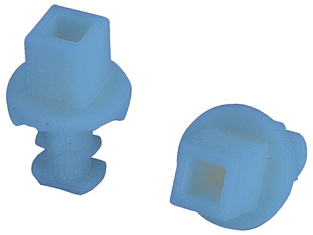 Zwei blaue Kunststoffteile mit quadratischen Öffnungen, eines stehend und eines liegend.