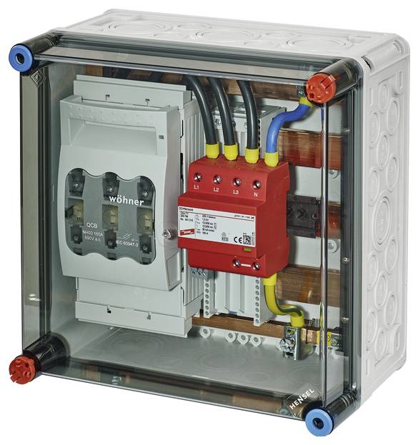 Transparenter elektrischer Verteilerkasten mit rotem Sicherungsmodul und Verkabelung; Ansicht von vorne mit sichtbaren Bauteilen.