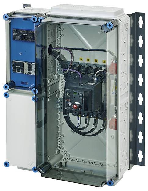Elektrischer Schaltschrank mit geöffneter Glastür. Innerhalb befinden sich Kabel und Schalter. Zur Steuerung elektrischer Systeme.