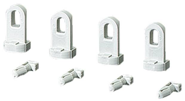 Vier weiße Kunststoffhalterungen und vier Dübel auf weißem Hintergrund, angeordnet in zwei Reihen.