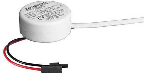 Ein runder Brumberg LED-Treiber mit Kabeln für elektrische Anschlüsse, zeigt technische Daten auf der Oberseite.