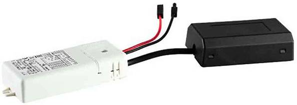 Ein weißes und ein schwarzes elektronisches Gerät sind mit Drähten verbunden. Das weiße Gerät hat technische Spezifikationen aufgedruckt.