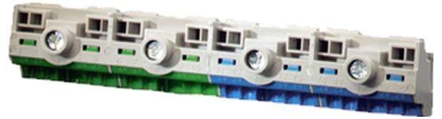 Ein mehrpoliger Steckverbinder mit mehreren farbcodierten Kanälen für elektrische Verbindungen. Angebot inklusive Kabelklemmen.