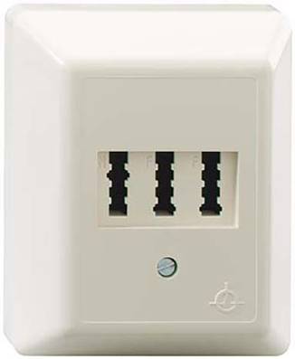 Dreipolige Telefonsteckdose in einer weißen Wand eingebaut, klassische Bauart, für den Anschluss älterer Telefonmodelle geeignet.