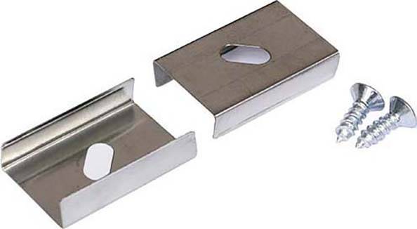 Zwei silberne Metallklammern und zwei Metallschrauben, wahrscheinlich für die Befestigung von Materialien an einer Oberfläche.