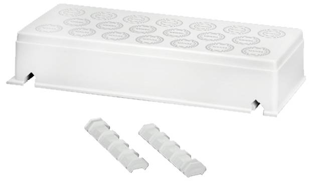 Weiße Kabelabdeckung mit runden Öffnungen in einem regelmäßigen Muster. Zwei separate Abdeckungsteile liegen davor.