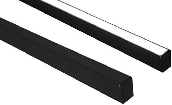 Zwei längliche, schwarze Objekte nebeneinander. Das obere zeigt eine weiße Linie entlang seiner Mitte, während das untere komplett schwarz ist.