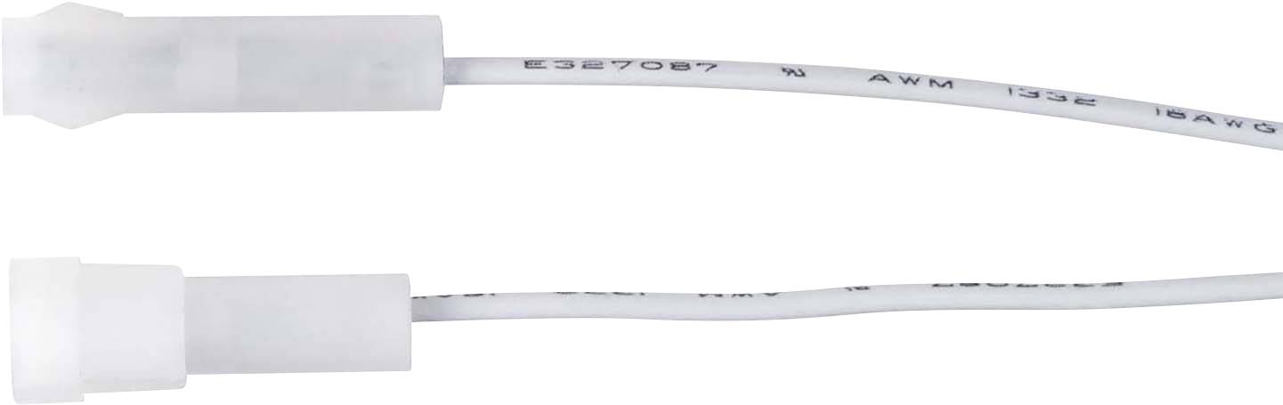 Zwei weiße Steckverbinder mit einem Kabel dazwischen, vor einem weißen Hintergrund.