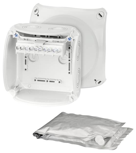Weiße, geöffnete Verteilerdose mit Kabelanschlüssen und unterhalb liegendem silbernem Beutel.