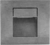 Metallplatte mit quadratischem Ausschnitt und beweglicher Klappe in der Mitte. Mechanisches Bauteil zur Abdeckung eines Bereichs.